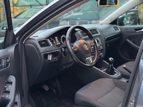 2013 Model Volkswagen Jetta Diesel Manual Transmission Sedan 200,000 km - For Sale | Photo 8