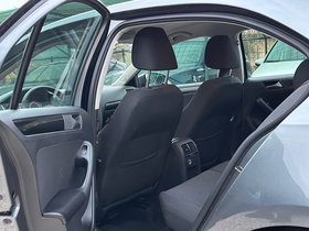 2013 Model Volkswagen Jetta Diesel Manual Transmission Sedan 200,000 km - For Sale | Photo 9