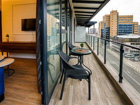 Skopje Centar, 2 Rooms, 60 m² Luxury Furnished Apartment - Daily Rental | Photo 2