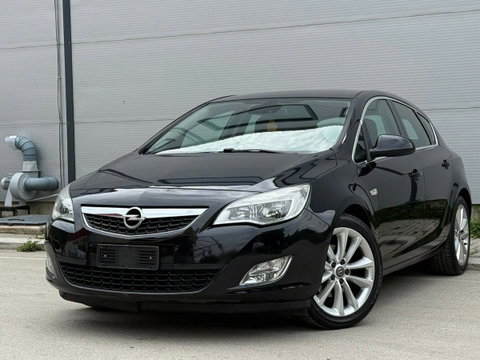 2011 Model Opel Astra Diesel Automatic Transmission Hatchback 182,000 km - For Sale | Photo 1