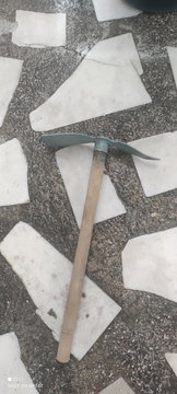 Small Garden Hoe with Green Metal Head and Wooden Handle | Photo 1